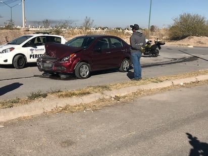 Elementos de la Dirección de Tránsito y Vialidad Municipal se encargaron de resguardar el área para evitar otro percance vial.