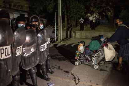 Tras ingresar anoche a la fuerza de Honduras a Guatemala, el bloque más numeroso, de al menos 3 mil viajeros, comenzó a avanzar anoche a Chiapas desde El Florido, un puesto migratorio y aduanero del área central de la línea limítrofe entre ambas naciones y que está en el occidental departamento (estado) hondureño de Copán y en el oriental guatemalteco de Chiquimula.
(EFE)