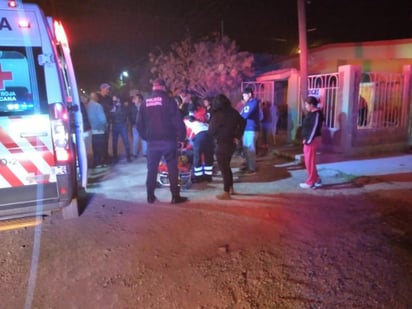 El accidente se registró alrededor de las 22:30 horas de la noche del viernes cuando ambos hombres circulaban sobre el bulevar Francisco Zarco a bordo de una motocicleta marca Italika. (EL SIGLO DE TORREÓN)