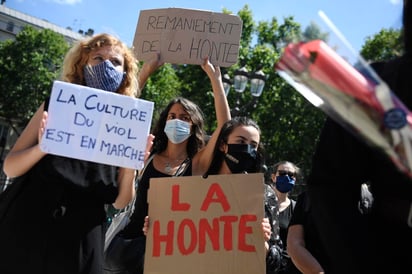 La etiqueta #MeTooInceste se ha convertido en tendencia en Twitter, donde, con unos 6,000 tuits este sábado, hombres y mujeres relatan sus historias, en algunos casos acompañadas de fotografías de ellos de pequeños con la edad que tenían cuando sucedieron los hechos. (ARCHIVO)
