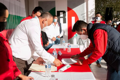 La tarde de este sábado formalizaron el preregistro los aspirantes a las candidaturas por el Partido Revolucionario Institucional para la renovación de los Ayuntamientos. (ESPECIAL)