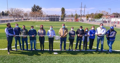 Aispuro Torres entregó la remodelación de los multideportivos en las colonias Benjamín Méndez, Benito Juárez y Emiliano Zapata. (CORTESÍA) 