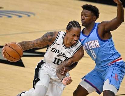 DeMar DeRozan (i) metió 24 puntos, en la victoria de los Spurs como locales 103-91 sobre los Rockets de Houston.