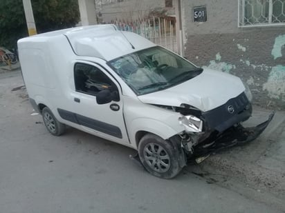 El vehículo se encontraba mal estacionado y presentaba un golpe en la parte frontal, por lo que colonos dieron aviso a las autoridades. (EL SIGLO DE TORREÓN)