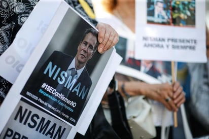 Seis años después, la investigación judicial que se abrió tras la muerte de Alberto Nisman, ocurrida el 18 de enero del 2015, sigue sin despejar las dudas acerca de qué le sucedió al fiscal que días antes de aparecer con un tiro en la cabeza había denunciado a la entonces presidenta de Argentina, y actual vicepresidenta, de encubrir a terroristas a través de un pacto con Irán. (ARCHIVO) 
