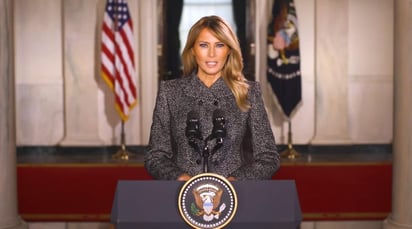 Melania Trump, se despidió este lunes con un mensaje en el que instó a los estadounidenses a 'escoger el amor sobre el odio' y 'la paz sobre la violencia' dos días antes de dejar la Casa Blanca. (ESPECIAL)