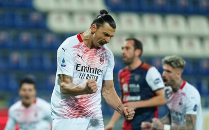 El sueco Zlatan Ibrahimovic anotó los dos goles del Milan, en el triunfo 2-0 sobre Cagliari. (AP)