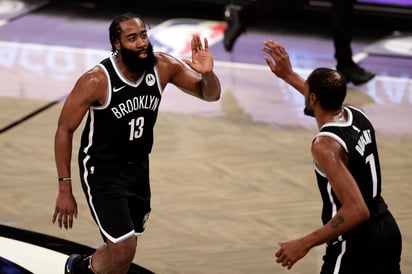 James Harden (i) y Kevin Durant anotaron 64 de los 125 puntos que necesitaron los Nets para derrotar a Bucks de Milwaukee. (AP)