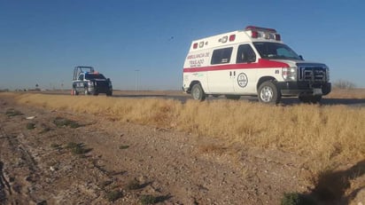 Hasta el lugar del accidente acudieron agentes de la Policía Municipal, así como elementos de auxilio y rescate. (EL SIGLO DE TORREÓN)