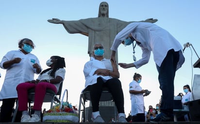 Brasil, uno de los epicentros mundiales de la pandemia con más de 210,000 muertos por la COVID-19, inició este lunes su campaña de inmunización con la vacuna del laboratorio chino Sinovac, la cual fue aplicada a dos mujeres los pies del Cristo Redentor, la más icónica imagen del país. (EFE) 
