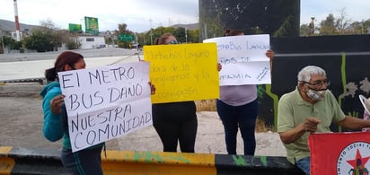 Fue poco después de las 11:35 horas que los inconformes armaron la protesta a un costado de la obra, por algunos minutos incluso cerraron el paso vehicular del puente plateado. (JESÚS GALINDO)