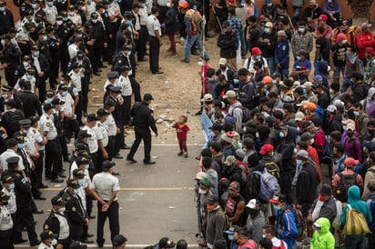 Pequeños grupos de migrantes hondureños han arribado a la frontera entre México y Guatemala, tras burlar a las fuerzas de la Policía Nacional Civil y al Ejército de Guatemala para intentar ingresar a territorio mexicano. (EFE) 