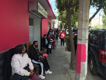 De La Loma, Tlahualilo, Ciudad Juárez y de colonias alejadas del Centro de Lerdo eran algunos de los adultos mayores que se les pudo ver entre la larga fila que se generó desde las oficinas de Telecomm.