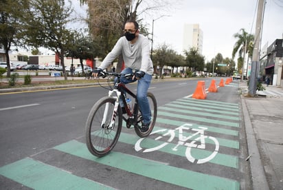 Se delimitó un carril en la calzada para permitir la circulación de forma adecuada a ciclistas, patinadores y demás en el tramo que comprende del bulevar Revolución al bulevar Independencia. (JESÚS GALINDO)