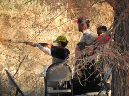 En las imágenes se indica que el adulto se encontraba accionando el arma contra aves y los menores disparaban a unas latas.