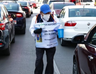 Don Rafael pertenece a un grupo de “cerillitos” que desde hace diez meses perdieron su empleo en las tiendas de autoservicio, debido a la pandemia por COVID-19. (EL UNIVERSAL) 