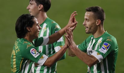 Diego Lainez (i) participó en el primer gol del Betis. (EFE)