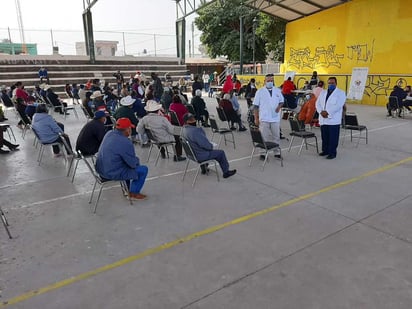 También se les toma la presión a las personas con más años para asegurarse de que estén bien. (EL SIGLO DE TORREÓN) 