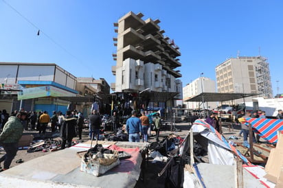 Al menos 32 personas murieron y otras 110 resultaron heridas este jueves en un ataque suicida que tuvo lugar en la céntrica plaza de Al Tayaran de Bagdad, donde se registraron dos explosiones, según el último recuento del Ministerio de Salud iraquí. (EFE) 

