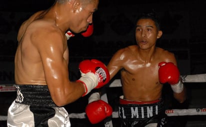 Carlos Norberto López es un joven prospecto nayarita de 22 años de edad, que en su carrera boxística, está en plan ascendente y alcanzando un nivel que lo tiene cerca de ser un peleador estelar. Y el próximo sábado, como semiestelar, tendrá la contienda de más alto riesgo hasta el momento de su joven e invicta trayectoria. (ESPECIAL)