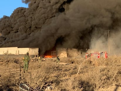 De acuerdo a elementos de Protección Civil se estima que el fuego sea apagado en un promedio de seis horas, pues es una gran cantidad de material flamable.