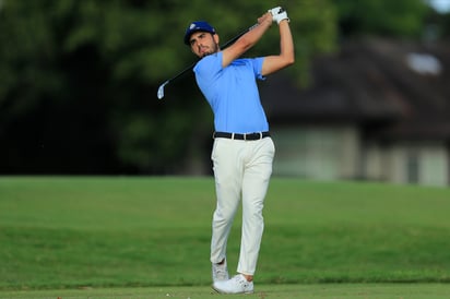 Abraham Ancer tuvo una excelente ronda de -7, y está empatado en el segundo lugar del American Express, a un golpe del líder. (ARCHIVO)