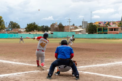 Aunque es muy temprano en la temporada, los equipos pelean con todo cada turno, tratando de estar en lo alto del standing. (ARCHIVO)