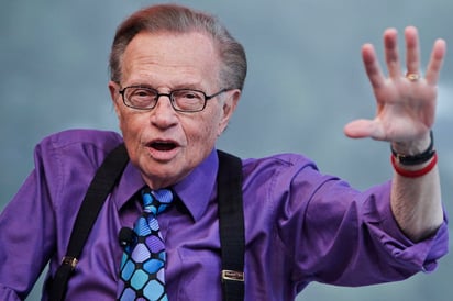 Larry King, el hombre de tirantes y grandes lentes que entrevistó a presidentes, deportistas, celebridades o personas del común, falleció este sábado en Los Ángeles, dejando como legado miles de horas de conversaciones que lo convirtieron en el entrevistador por excelencia de la televisión estadounidense. (ARCHIVO) 