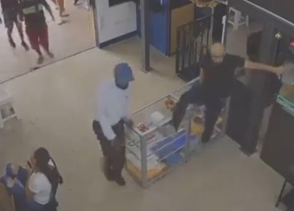 Con más de 50 mil reacciones, a través de la página de Facebook de Mundo 96.5, se compartió el cómico video extraído de las cámaras de seguridad de una plaza comercial, donde aparece un tlacuache corriendo entre los clientes y empleados. (Especial)