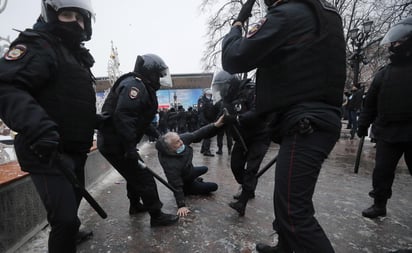 Los seguidores del opositor ruso Alexéi Navalni, en prisión preventiva desde hace seis días, salieron hoy a las calles de un centenar de ciudades de Rusia para desafiar al presidente Vladímir Putin pese a la violenta represión de la policía y los más de 2,000 arrestos a lo largo de todo el país. (EFE)