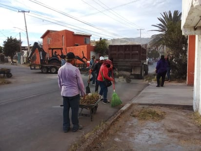 En punto de las ocho de la mañana de ayer arrancaron los trabajos de limpieza con barridos en las principales vialidades de la zona. (CORTESÍA)