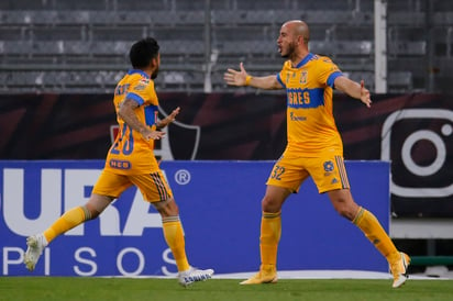 Carlos González (d) marcó el primer tanto de Tigres, en la victoria 2-0 sobre los Rojinegros del Atlas.