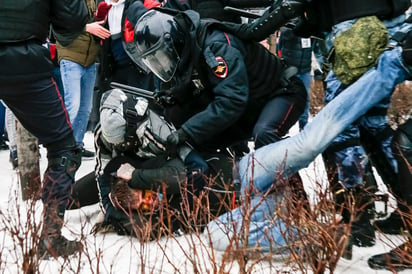 En Moscú, donde la marcha para exigir la liberación de Navalni empezó a las 14:00 horas, las detenciones comenzaron antes. (AP) 