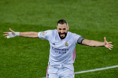 Karim Benzema celebra uno de sus dos tantos, en la victoria del Real Madrid 4-1 sobre Alavés.