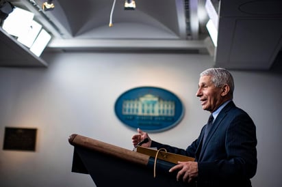 El epidemiólogo jefe de Estados Unidos (EUA), Anthony Fauci, señaló este domingo que tras los datos difundidos por el Gobierno del Reino Unido se debe asumir que la variante británica puede 'causar más daño, incluida la muerte', y apuntó que la vacuna sigue siendo eficaz incluso contra la variante sudafricana. (EFE)