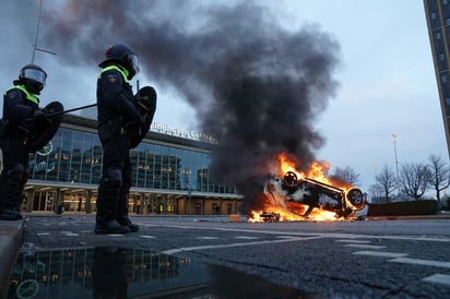 Varias ciudades neerlandesas, incluidas La Haya y Ámsterdam, fueron la noche de este domingo escenario de fuertes disturbios y batallas campales entre la Policía y los participantes en diferentes protestas contra la aplicación del toque de queda, en vigor por segundo día consecutivo. (AGENCIAS / EFE)