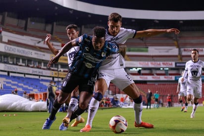 Pumas se encontró con la horma de su zapato. Los universitarios vieron perdido su buen paso al caer ante los Gallos Blancos de Querétaro, que dieron un gran juego para ganar 2-0. (JAM MEDIA)