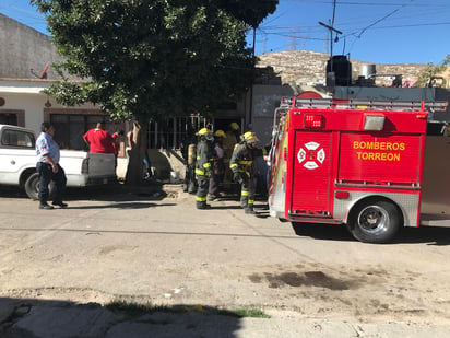 Los hechos se registraron en una vivienda de la calle Francisco I. Madero, entre Gómez Farías y Avenue del Trabajo de dicho sector habitacional.
(EL SIGLO DE TORREÓN)