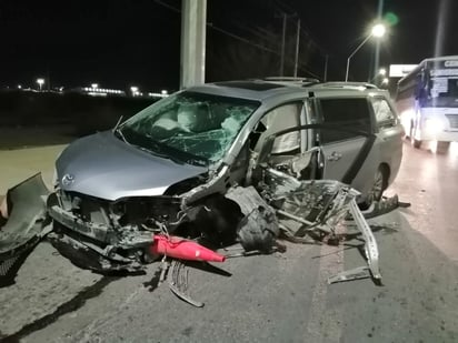 La unidad siniestrada es una camioneta Toyota Sienna color gris modelo 2012 con engomados de Coahuila y del Estado de México. (EL SIGLO DE TORREÓN)