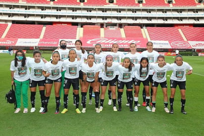 Las Guerreras portaron una playera en honor a su técnico Martín Pérez, quien falleció la semana pasada. (Instagram @clubsantosfemenil)