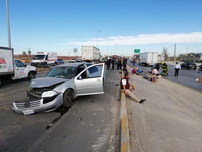 El accidente ocurrió este martes en punto de las 10:00 horas sobre el periférico de Torreón y casi a la altura del llamado “Tianguis del Auto”, ahí tres vehículos se vieron involucrados de tal forma que cuatro personas quedaron lesionadas, fue necesaria la presencia de corporaciones de rescate y de seguridad para atender a los afectados y retirar las unidades, proceso que duró al menos media hora y generó caos vial.
(EL SIGLO DE TORREÓN)