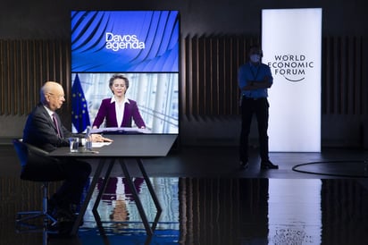 German Klaus Schwab, director del Foro de Davos, escucha con atención a Ursula von der Leyen, presidenta de la Comisión Europea. (EFE) 