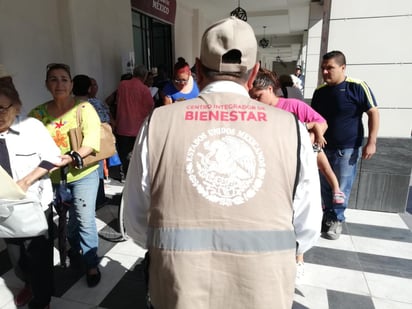 Debido al proceso electoral, Javier May, secretario de Bienestar, informó que en el mes de marzo se pagarán dos bimestres juntos en las pensiones de adultos mayores y de menores con discapacidad, es decir, marzo-abril y mayo-junio.
(ARCHIVO)