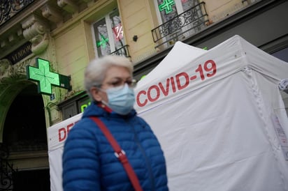 Francia registró 23,770 contagios por covid en las últimas 24 horas, en las que 348 personas han fallecido por esa enfermedad en el país, cifras muy similares a las de los últimos días, indicó Sanidad. (ARCHIVO)