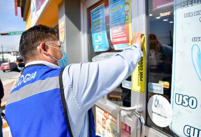 Las autoridades municipales responsables del control sanitario contra el COVID-19 clausuraron una tienda de conveniencia ubicada en una colonia residencial al detectar que no cumplía con las normas básicas de protección contra el virus. (SERGIO A. RODRÍGUEZ)