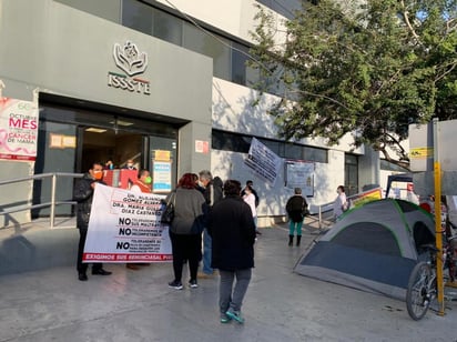 A las afueras del Hospital General Dr. Francisco Galindo Chávez del ISSSTE permanece una casa de campaña y un toldo donde se ha concentrado el grupo de trabajadores inconformes.