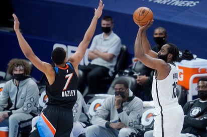 James Harden (d) anotó 25 puntos, bajó 10 rebotes y repartió 11 asistencias, en la victoria de los Nets 147-125 sobre el Thunder. (AP)