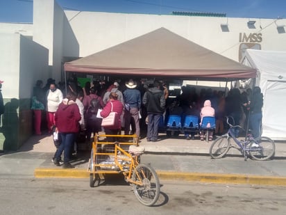 Pese a que hay restricciones por la pandemia del COVID-19, se 'amontonan' para recibir atención en el IMSS.