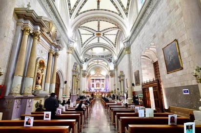 La Catedral de Saltillo lució con pancartas de los desaparecidos de Coahuila, los cuales eran apoyados por Raúl Vera.