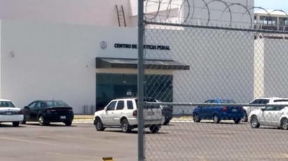 Un total de seis trabajadores de una empresa de seguridad privada y asignados a prestar servicio de vigilancia en las instalaciones del Sistema de Administración Tributaria (SAT) y de la Aduana de Piedras Negras, fueron detenidos durante la semana que concluye, en un hecho sin precedente alguno y fueron judicializados por diversos delitos. (EL SIGLO DE TORREÓN)